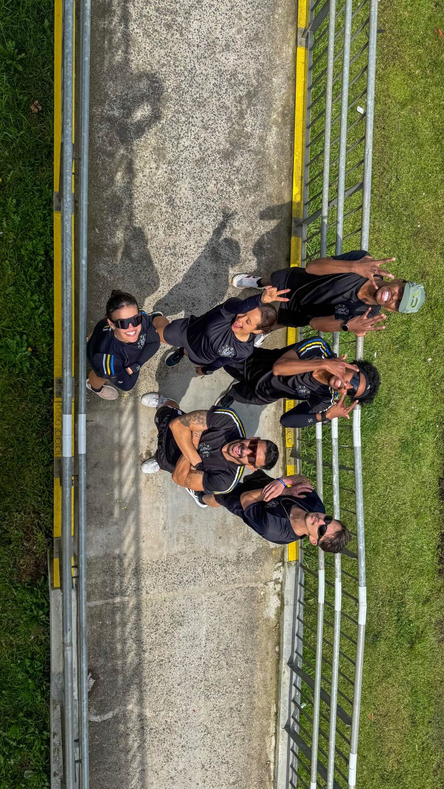 Grupo da Wolf Lab visto de cima, na passarela
